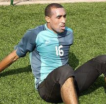 Goleiro defende pênalti, sai para comemorar e se dá mal Goleiro defende pênalti, sai para comemorar e se dá mal