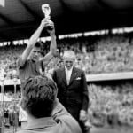 Bellini levantando a taça de 58. Gesto eternizado.