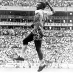 Soco no ar eternizado por Pelé