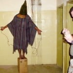 Prisioneiro sendo torturado por soltados dos EUA Abu Gharb