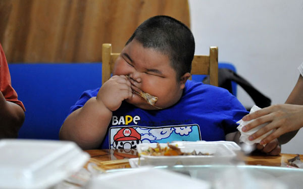 Garoto chinês de 3 anos pesa 60 kg Garoto chinês de 3 anos pesa 60 kg