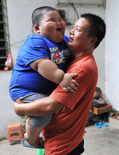 Garoto chinês de 3 anos pesa 60 kg Garoto chinês de 3 anos pesa 60 kg