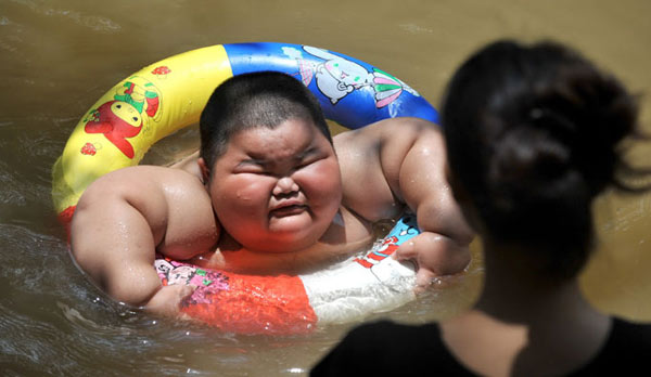Garoto chinês de 3 anos pesa 60 kg Garoto chinês de 3 anos pesa 60 kg