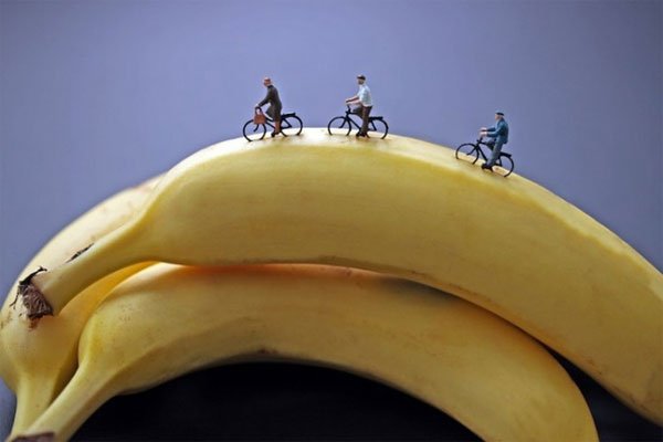 Bonecos em miniatura com alimentos