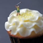 Bonecos em miniatura com alimentos