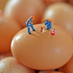 Bonecos em miniatura com alimentos