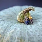 Bonecos em miniatura com alimentos