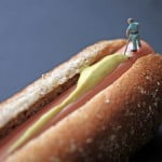 Bonecos em miniatura com alimentos