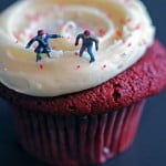 Bonecos em miniatura com alimentos