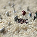 Bonecos em miniatura com alimentos