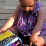 Bebê pensa que revista é iPad
