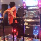 Japonês detonando na máquina de dança