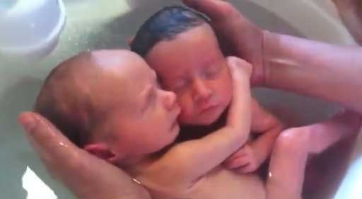 Emocionante vídeo de gêmeos recém nascidos tomando banho