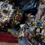 Modelos bizarros: os estranhos esqueletos cravejados de jóias da igreja católica