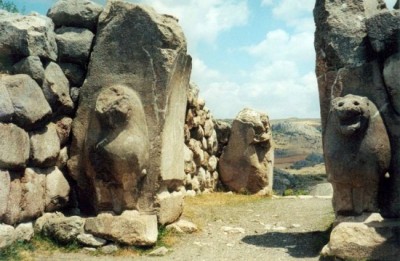 Legenda: Porta do Leão, em Hattusa, capital do Império Hitita.