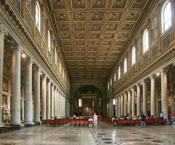 Legenda: Nave central da Basílica de Santa Maria Maior, em Roma.