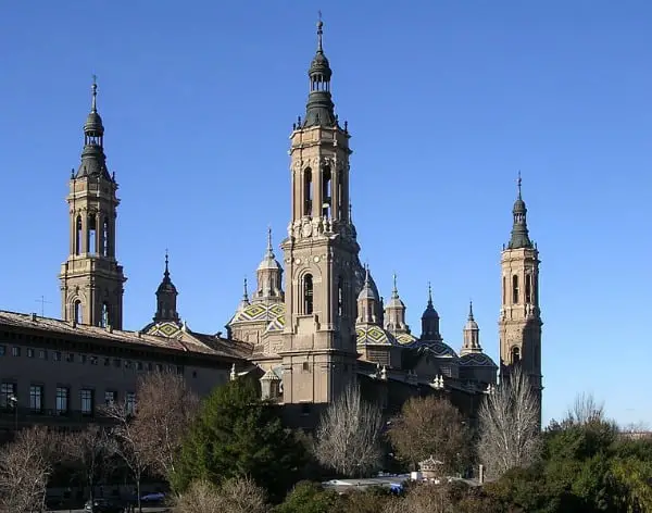 Legenda: Basílica de Nossa Senhora do Pilar, em Zaragoza.