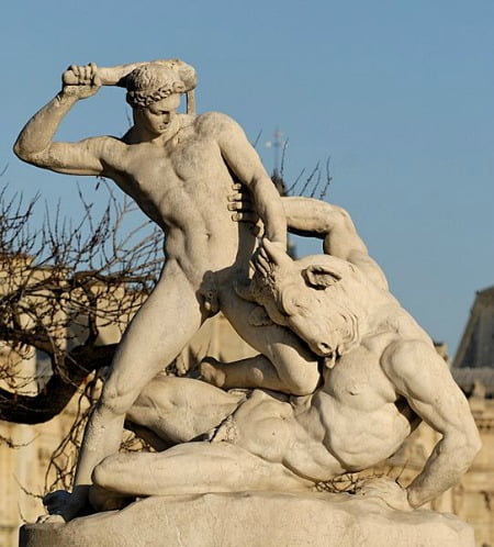 Legenda: Teseu combatendo o Minotauro. Escultura de Étienne Ramey (1826).