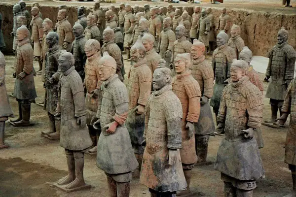 Legenda: Detalhe do Exército de Terracota.