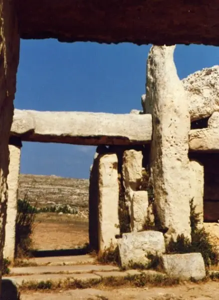 Legenda: Templo neolítico na costa sul de Malta.
