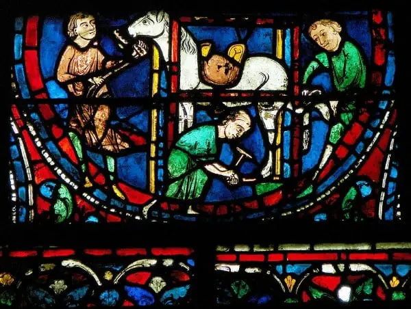 Legenda: Vitral da Catedral de Chartres (França) representando um ferreiro em seu ofício.