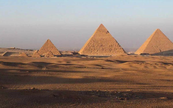 Legenda: As grandes pirâmides, no Egito.