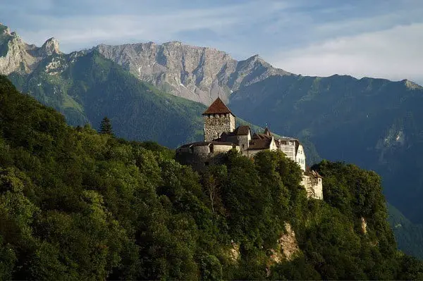 Legenda: O Castelo de Vaduz, em Liechtenstein.