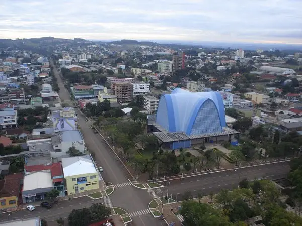 Vista aérea de São Miguel. Destaque para a igreja matriz.