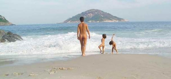 Família se diverte nas águas da praia de Abricó