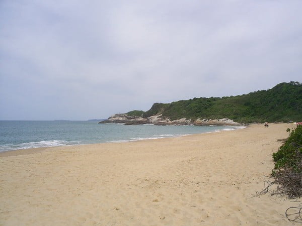  Praia do Pinho (SC), um dos primeiros locais brasileiros da prática de nudismo.