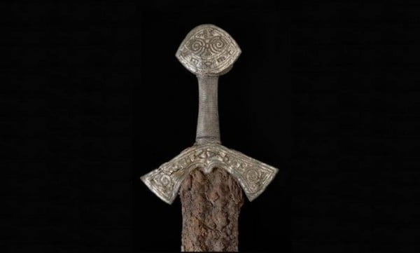  A espada viking encontrada em Langeid, Noruega.
