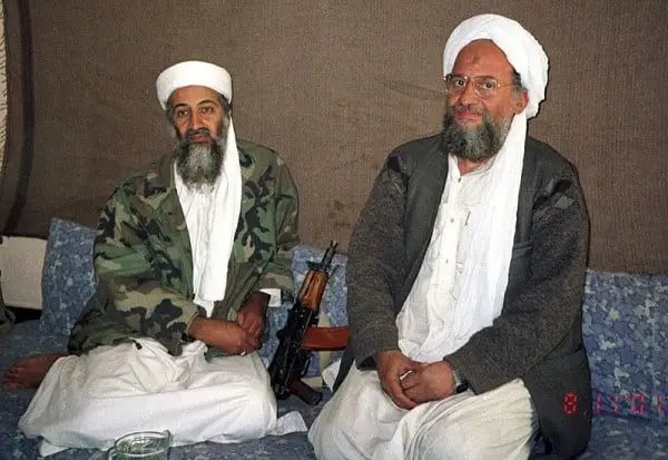  O atual líder da Al Qaeda Ayman al-Zawahiri, ao lado do fundador do grupo, Osama bin Laden.