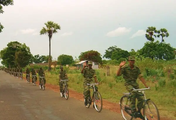 : Patrulha de ciclistas dos Tigres da Libertação Tâmil, que defendem a secessão do Sri Lanka.