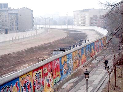 O Muro de Berlim visto do lado ocidental, totalmente grafitado.