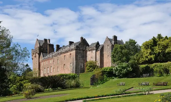 Vista parcial do Castelo de Brodick, com destaque para os jardins e hortos que o circundam.