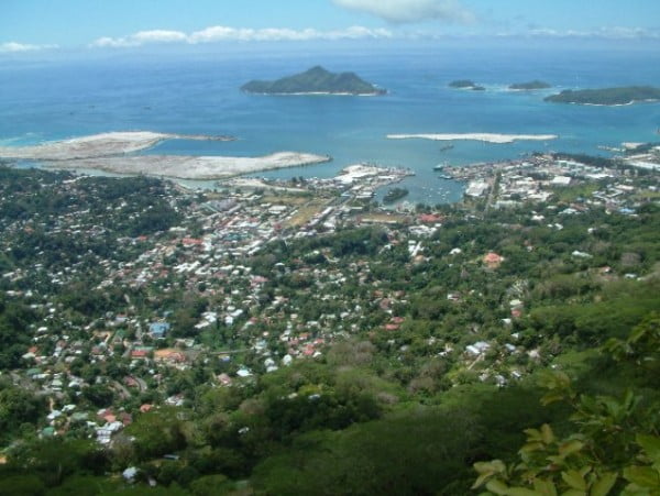 Vista aérea de Victoria, capital das Ilhas Seychelles.