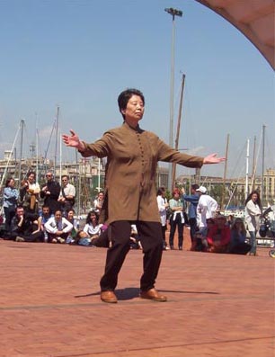  Demonstração dos movimentos do Chi Kung, baseados no movimento e na calma.