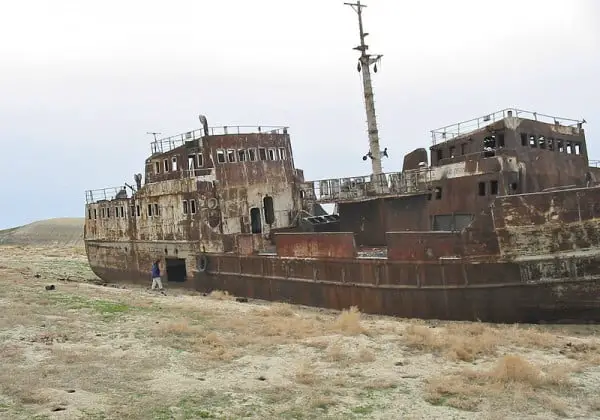 Navio abandonado perto do antigo Porto de Aral, no Cazaquistão.