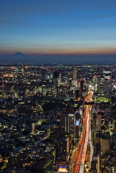 Estrada corta a região metropolitana até chegar a Tóquio, a capital japonesa.