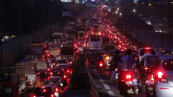 Milhares de carros presos em congestionamento próximo a Mumbai