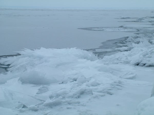 O lago Superior no inverno, visto a partir de Duluth, Minnesota.