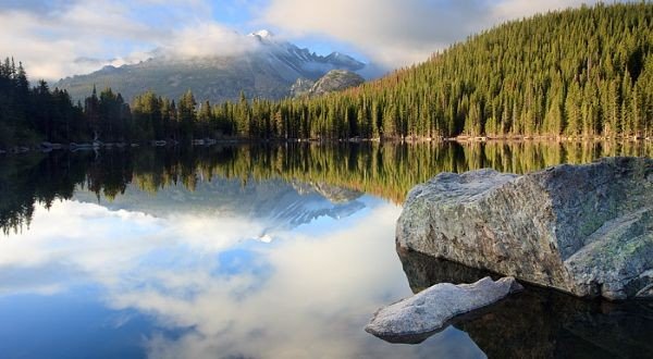 O grande lago do Urso, margeado por florestas de coníferas.