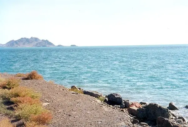 O mar Cáspio, visto de Turkmenbachi, Turcomenistão.