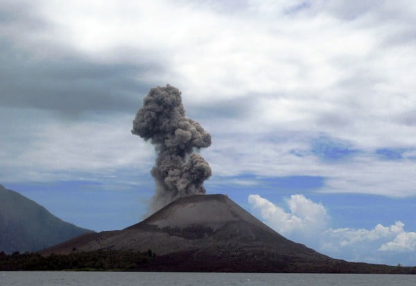Atividade vulcânica do Anak Krakatau, registrada em 2008.