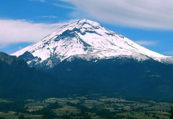 O vulcão Popocatepetl, visto do município de Amecameca.