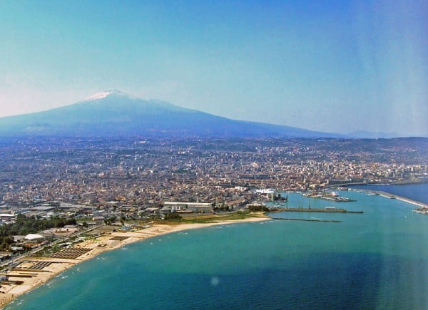 O vulcão Etna, na Sicília. Em primeiro plano, a Província da Catânia.
