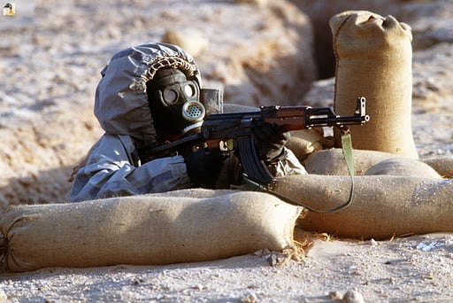  Soldado sírio equipado com máscara contra armas químicas, de fabricação russa.