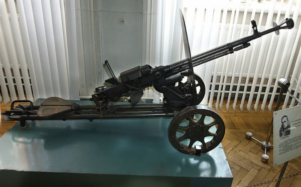 Uma DShK, exposta no Museu Histórico Militar de São Petersburgo, Rússia.