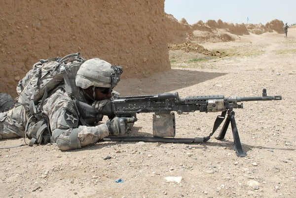 Metralhadora M240 com um soldado americano, durante a Guerra do Iraque.