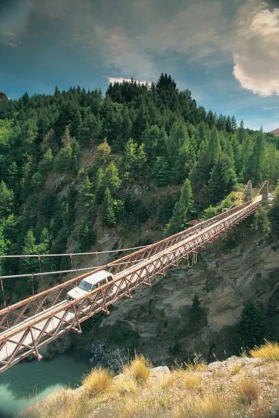 A Skippers Bridge, uma ponte suspensa sobre as montanhas do Skippers canyon.